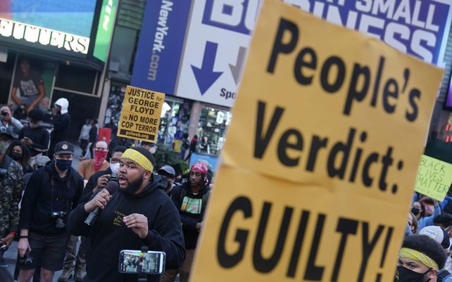 Un grupo de manifestantes se reunieron después de que se anunció el veredicto en el juicio de Derek Chauvin en Times Square