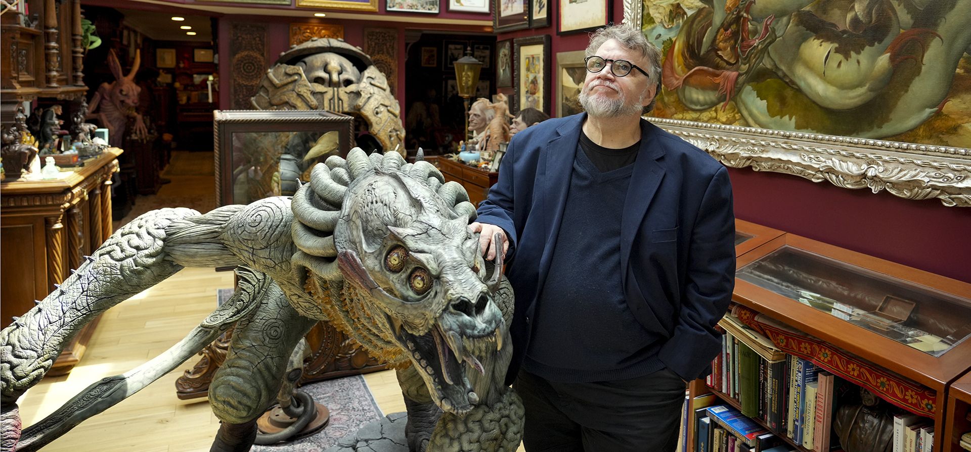Guillermo del Toro posa para un retrato en su Guillermo del Toro posa para un retrato en su