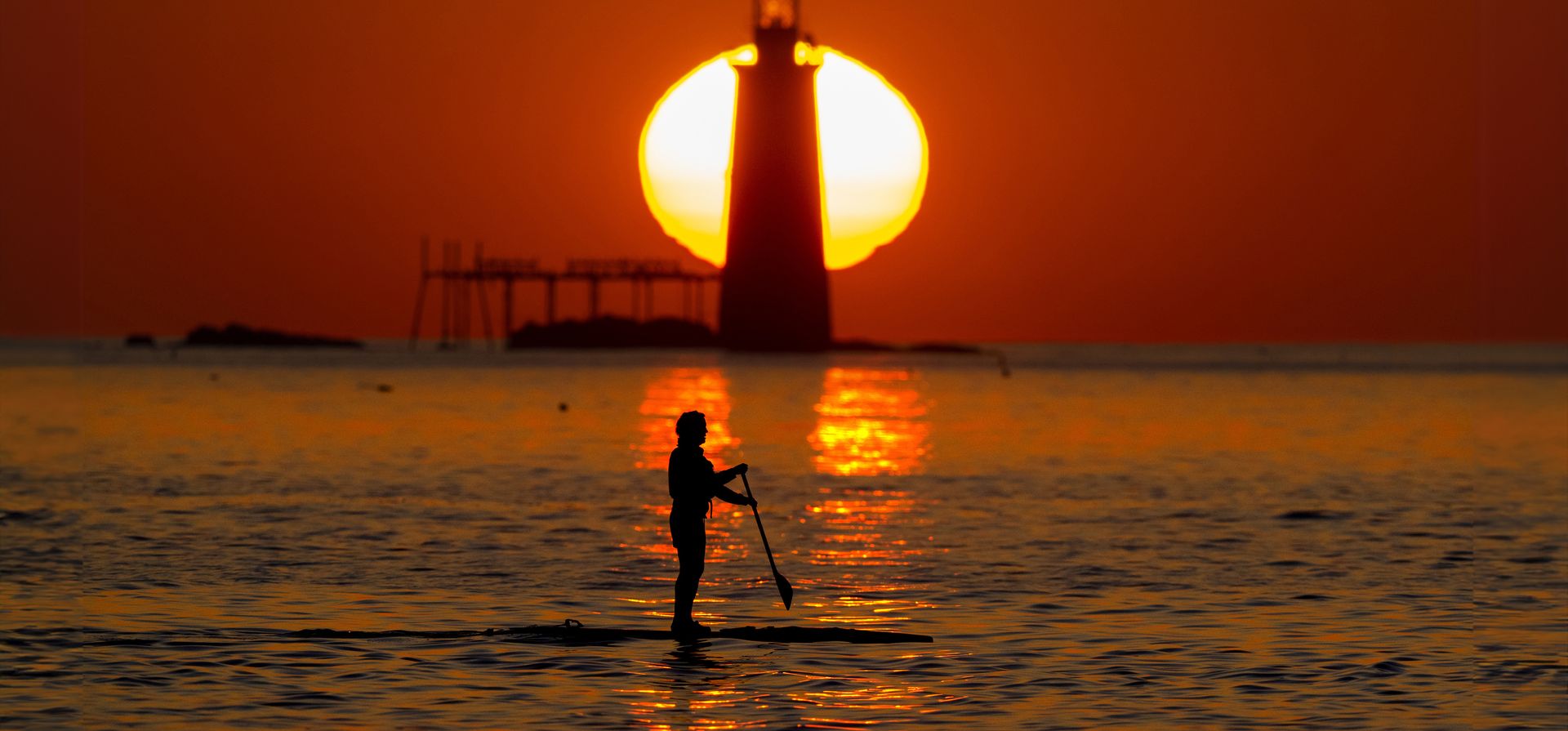 Paula Birmingham, de South Portland, Maine, se desliza en su tabla de remo mientras el sol sale detrás de Ram Island Ledge Light, el jueves 24 de agosto de 2023 por la mañana, frente a Cape Elizabeth, Maine. (Foto AP/Robert F. Bukaty) Paula Birmingham, de South Portland, Maine, se desliza en su tabla de remo mientras el sol sale detrás de Ram Island Ledge Light, el jueves 24 de agosto de 2023 por la mañana, frente a Cape Elizabeth, Maine. (Foto AP/Robert F. Bukaty)