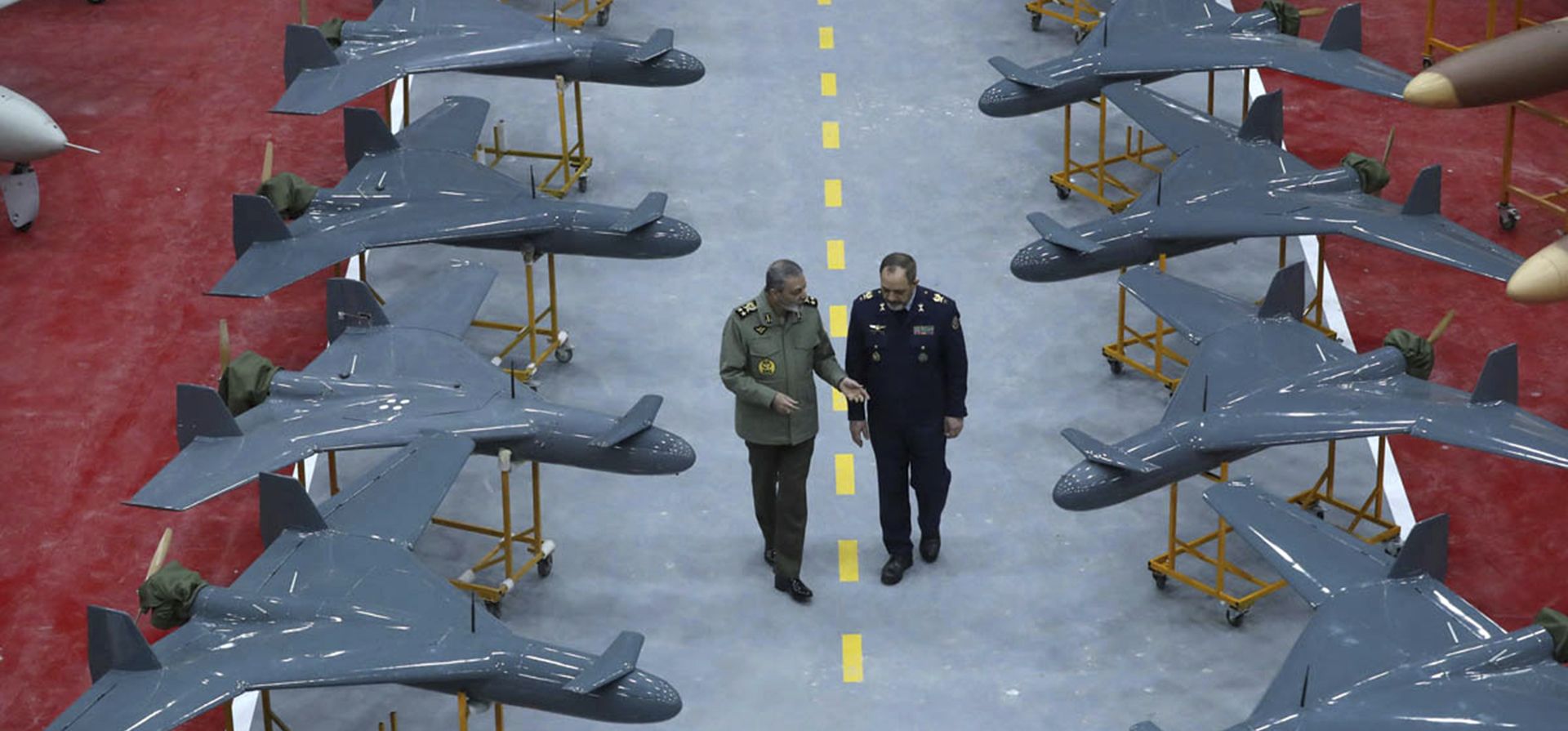 El comandante del ejército, general Abdolrahim Mousavi, a la izquierda, habla con el ministro de Defensa, general Aziz Nasirzadeh, en una ceremonia para entregar drones de fabricación nacional al ejército en un lugar no revelado en Irán, el lunes 13 de enero de 2025. (Ejército iraní vía AP) El comandante del ejército, general Abdolrahim Mousavi, a la izquierda, habla con el ministro de Defensa, general Aziz Nasirzadeh, en una ceremonia para entregar drones de fabricación nacional al ejército en un lugar no revelado en Irán, el lunes 13 de enero de 2025. (Ejército iraní vía AP)