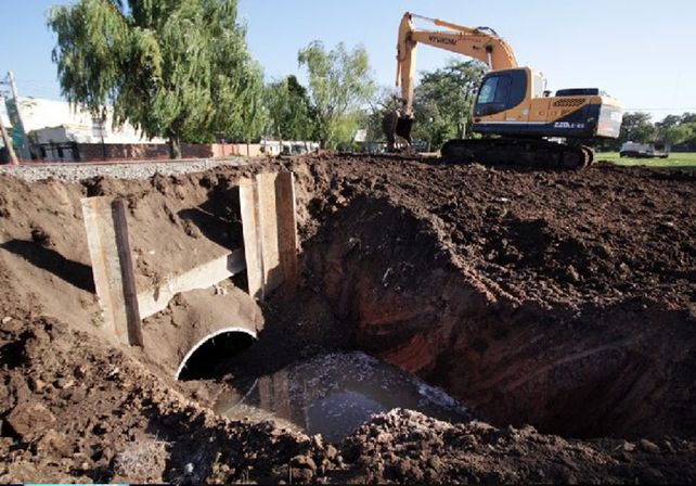 El Intendente inaugura un aliviador en Larrea y Dorrego