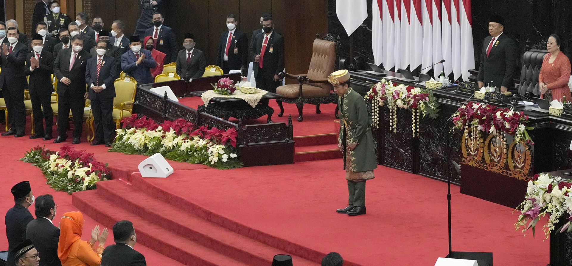 El presidente de Indonesia, Joko Widodo, hace una reverencia después de pronunciar su discurso anual sobre el estado de la nación antes del Día de la Independencia del país, en el edificio del parlamento en Yakarta, Indonesia, el martes 16 de agosto de 2022.
