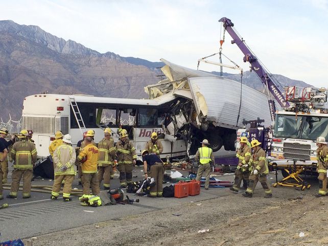 Pavoroso. El ómnibus quedó empotrado contra el transporte en California.