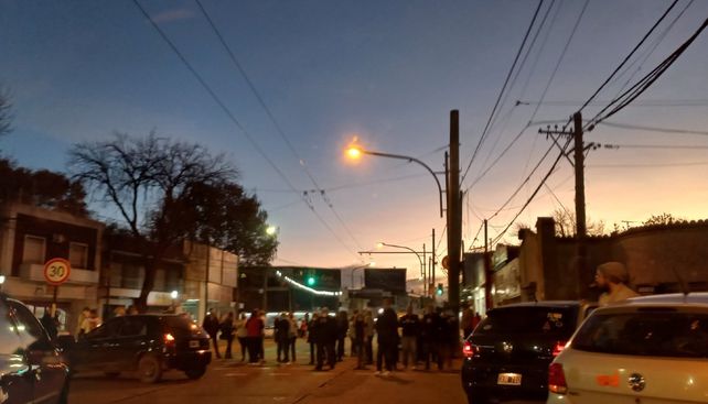 Los vecinos se hartaron y salieron a la calle a protestar.