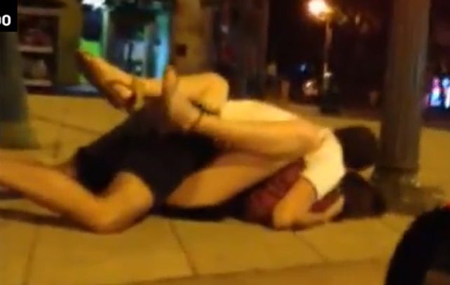 Ajenos al tránsito de vehículos y viandantes la pareja disfruto su momento.