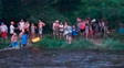 fueron advertidos de la crecida del rio, pero unos 90 turistas se negaron a irse y quedaron varados fueron advertidos de la crecida del rio, pero unos 90 turistas se negaron a irse y quedaron varados
