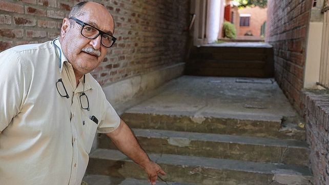 Evidencia. El investigador Julio Ruberto señala un conducto que pudo ser un túnel en Paraná.