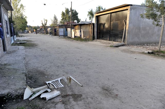 Silla rota. Allí sentaron los vecinos a Diego L. que ayer estaba internado.