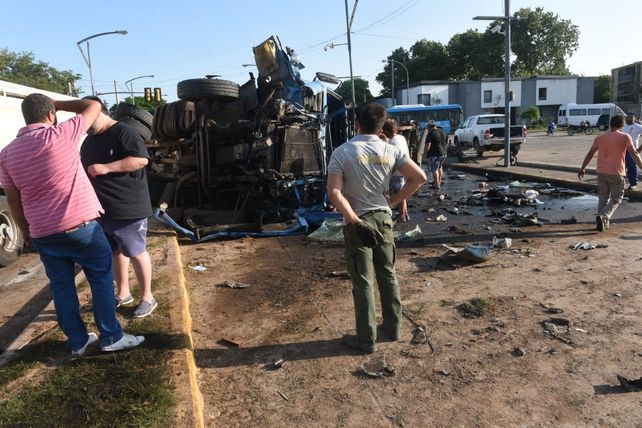 Dos camiones protagonizaron un impactante choque tras colisionar de frente en barrio Rucci