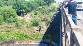 Buzos tácticos hallaron el camión que rompió el muro de contención sobre la 168, mano hacia Paraná, y cayó al río. Buscan al conductor&nbsp;