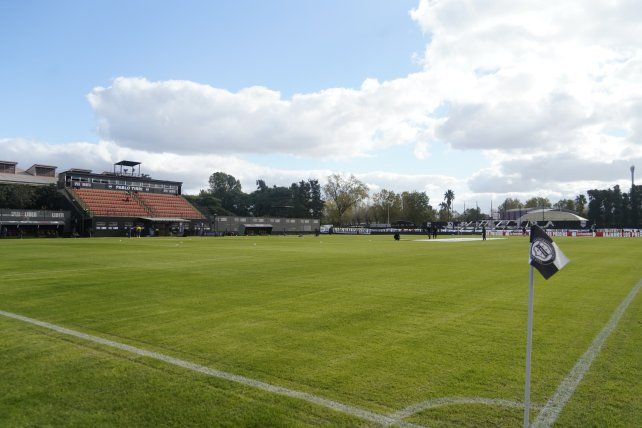 La modesta cancha de Deportivo Riestra donde jugará Central.