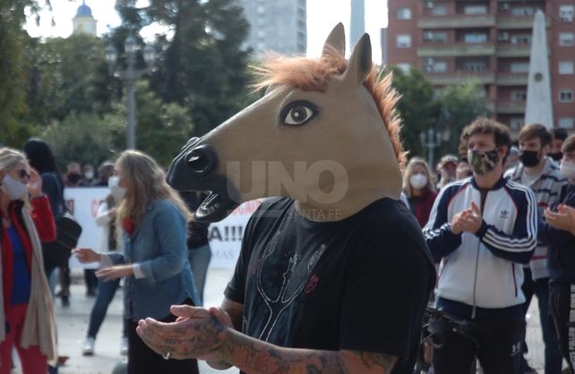 El lunes abrimos, cantaron los comerciantes en protesta frente a la Casa Gris