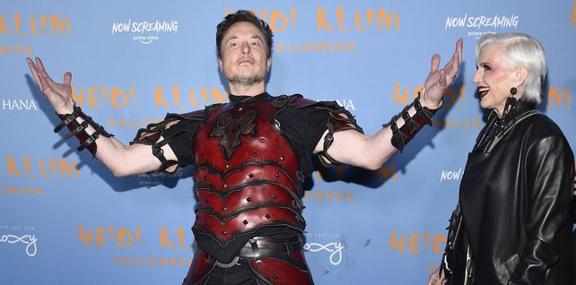 Elon Musk y su madre en la fiesta anual de Halloween de Heidi Klum en Lower East Side