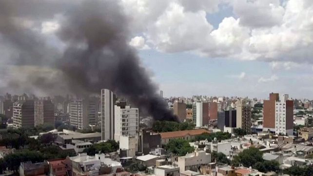 El voraz incendio se produjo en una fábrica de corchos para botellas de Viamonte al 1400.