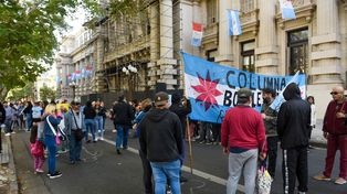Calle Santa Fe frente a la sede de Gobernación estaba cortada al tránsito por una manifestación.&nbsp;