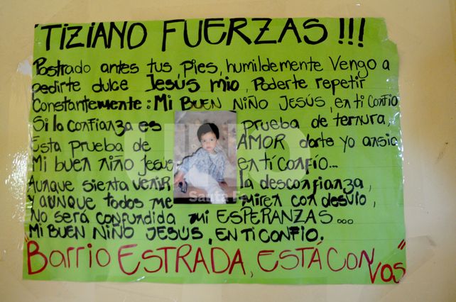 Carteles de apoyo y fuerzas para Tiziano.