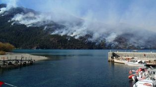Los parques nacionales Lago Puelo y Esquel sufren intensos incendios fuera de control