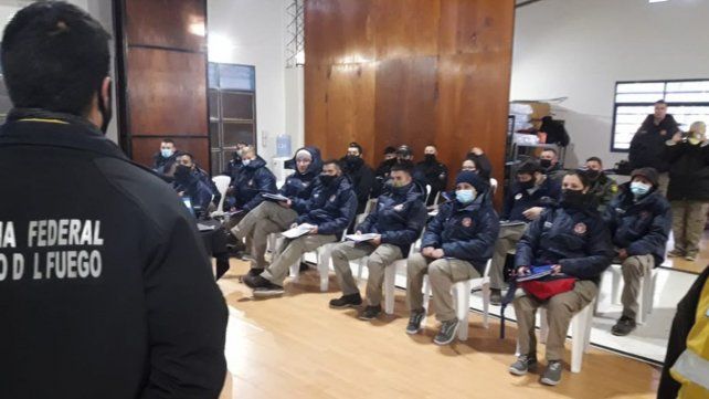 Los brigadistas están realizando cursos de capacitación en Puerto General San Martín sobre incendios forestales.