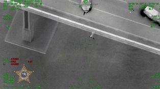 Video: saltó desde un puente de 17 metros de altura para escapar de la policía