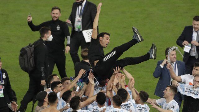 Los jugadores de Argentina levantan al entrenador Lionel Scaloni después de vencer 1-0 a Brasil durante la final de la Copa América en el estadio Maracaná de Río de Janeiro, Brasil, el sábado 10 de julio de 2021 AP Photo / Silvia Izquierdo