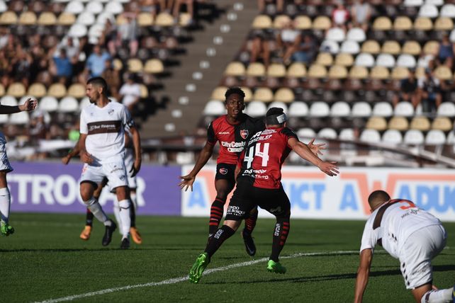 Francisco González grita con todo el empate&nbsp;con Platense. Luego quedaría de baja por lesión de rodilla.
