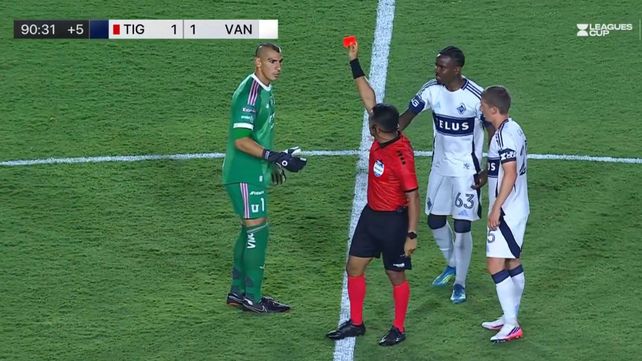 El Patón Guzmán fue expulsado en la Leagues Cup por empujar al árbtiro.