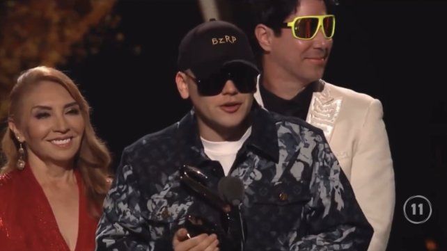 El productor argentino Bizarrap recibió el galardón a Canción del Año en los Premios Lo Nuestro 2024.