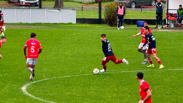 Leones FC inicia un ataque en el mediocampo ante la oposición de los volantes de Cambaceres.