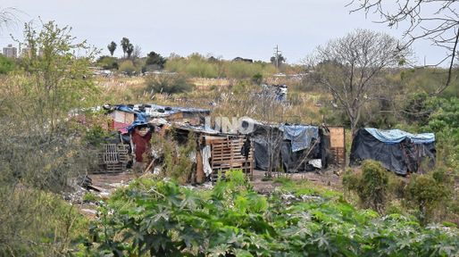 Ante la llegada de El Niño a Santa Fe, confirmaron que 1.300 familias viven fuera de los anillos de defensas y alistan refugios
