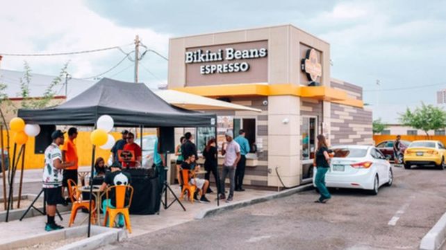 Genera polémica un bar donde las mozas atienden en bikini