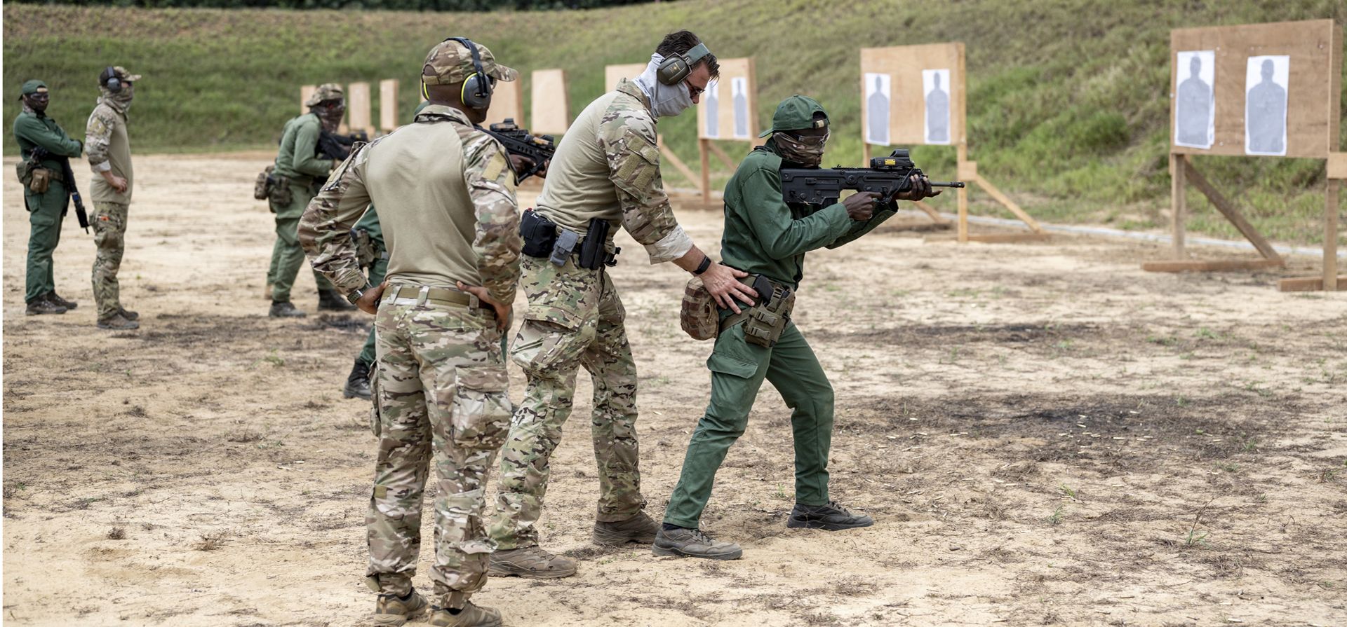 Un instructor militar holandés forma a soldados de las fuerzas especiales de Costa de Marfil en un campo de tiro durante el evento anual de EE. Entrenamiento antiterrorista dirigido por militares conocido como Flintlock, cerca del campamento base Loumbila, Jacqueville, Costa de Marfil, el jueves 17 de febrero de 2022.