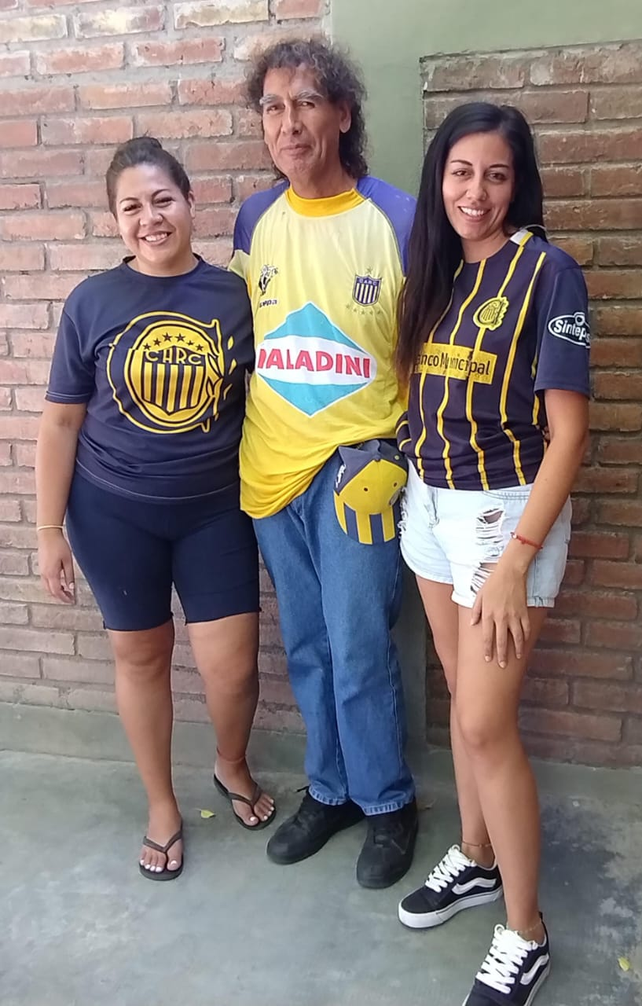 El sanjuanino Alejandro Arce junto a dos de sus hijas con la camiseta de Central.