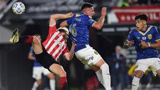 Caramelo Martínez la pelea, mientras Juan Giménez observa. Ambos propusieron un juego prolijo en cada salida.