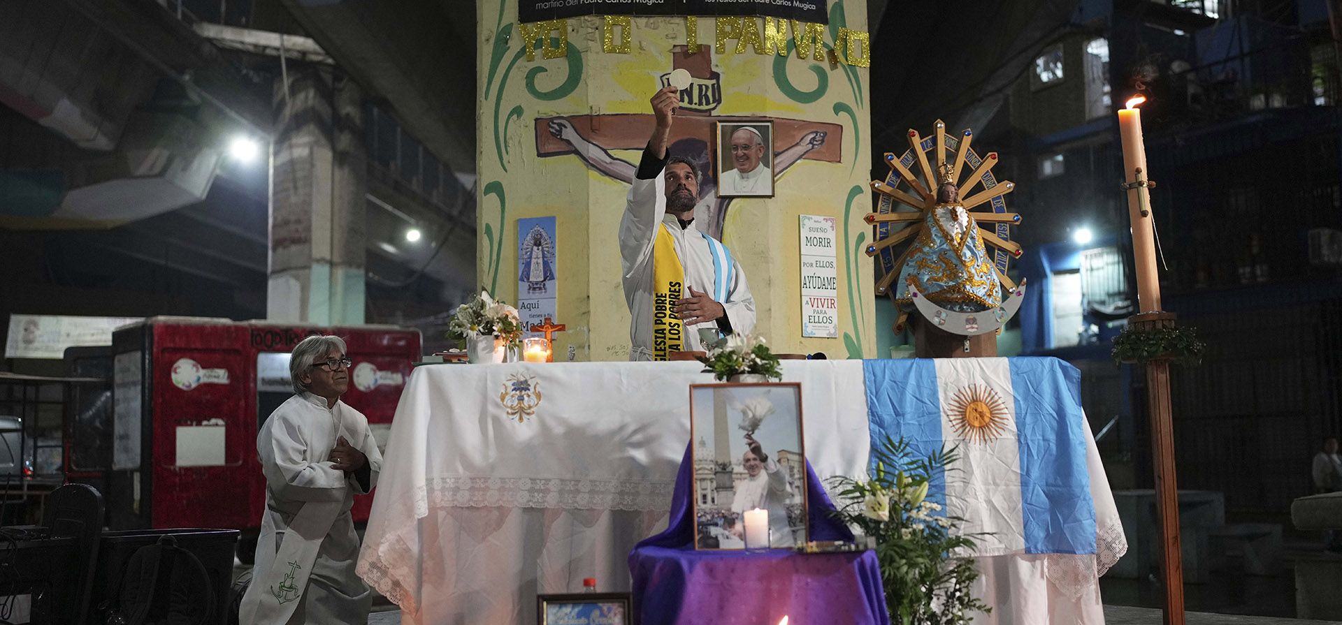 Un sacerdote celebra una misa en honor al fallecido papa Francisco bajo un puente de autopista en el barrio Carlos Mugica de Buenos Aires, Argentina, el lunes 21 de abril de 2025. (AP Foto/Rodrigo Abd) Un sacerdote celebra una misa en honor al fallecido papa Francisco bajo un puente de autopista en el barrio Carlos Mugica de Buenos Aires, Argentina, el lunes 21 de abril de 2025. (AP Foto/Rodrigo Abd)