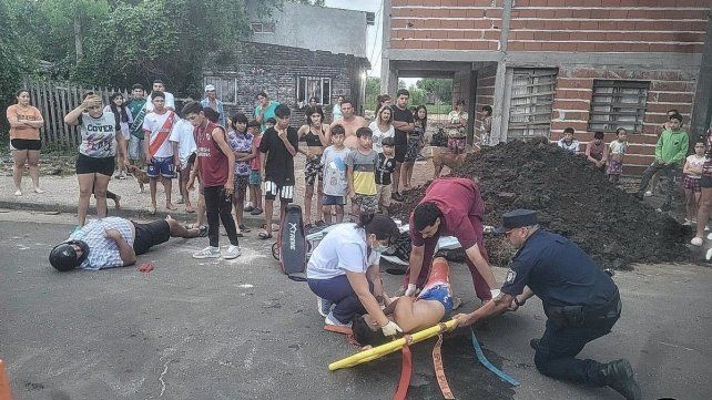 Las dos personas resultaron heridas tras la colisión de los dos rodados en zona sur.