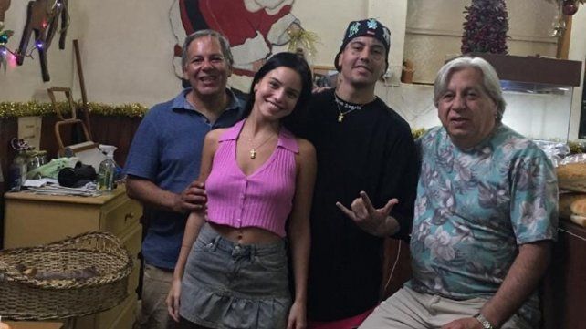 Emilia Mernes y Duki pasean por Nogoyá