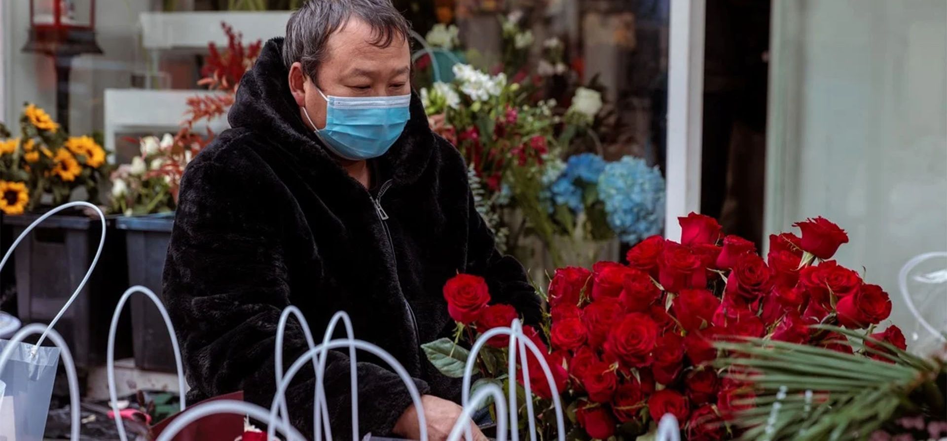 Un hombre arregla flores en una floristería de Shanghai, China, el 14 de febrero de 2023. EFE/EPA/ALEX PLAVEVSKI      