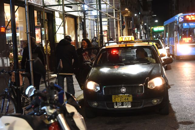 Viajes compartidos de taxi: a un año de aprobada una ordenanza, aún no ofrecen el servicio