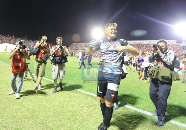 Emocionado. El arquero llorando tras atajar el último penal de una definición que quedará en la historia del deporte entrerriano.   Foto UNO/Diego Arias