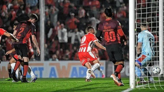 Colón jugó mal y terminó perdiendo bien ante Instituto por 3-1. Colón jugó mal y terminó perdiendo bien ante Instituto por 3-1.