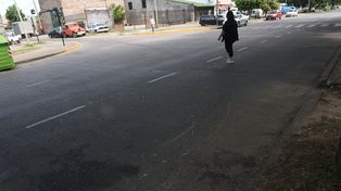 Dalmiro Sebastián Benci fue atacado a balazos cuando conducía su moto por Anchorena entre Balcarce y Oroño. Condujo 100 metros y murió al costado del cantero central del bulevar.