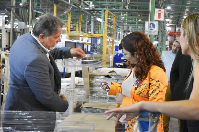 Batakis visitó en Rosario la empresa de línea blanca Briket.
