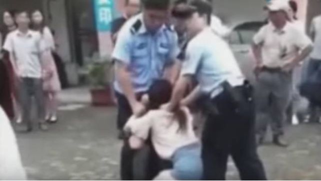 Video: le pidió a su exnovio un último beso y casi le arranca la lengua