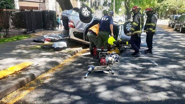 Paraná: Violento vuelco en la zona Parque Urquiza.&nbsp;Foto: Bomberos Voluntarios de Paraná.