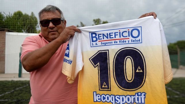 Omar y la 10.El Negro muestra orgulloso la 10 del Central en el que brilló y fue capitán. Después del título