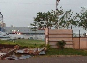 La tormenta provocó la caída de un tapial del club Peñarol en Paraná