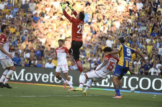 Muslera se queda con uno de los tantos centros fáciles que le tiró Central durante los 90 minutos.