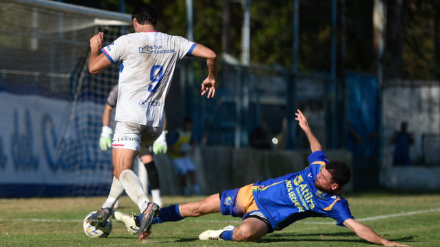 &nbsp;Tomás Dopazo se mete con decisión al área de Alem. Argentino dio todo en el Olaeta.