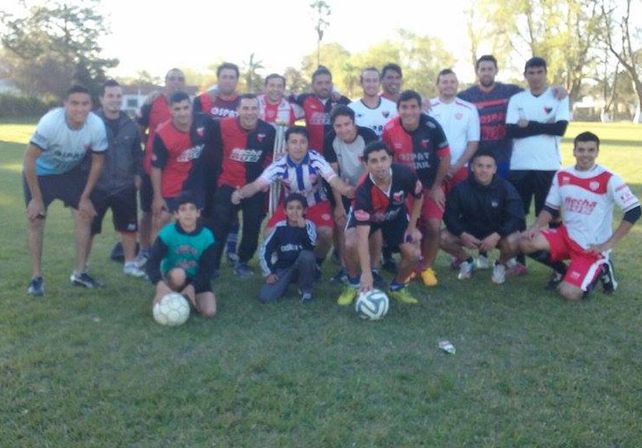 Leonel Loto mandó la foto de un grupo de amigos en rincón y dijo: Por un clásico en paz.