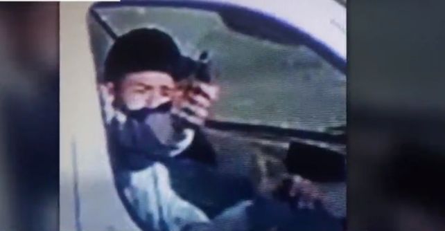 Una de las cámaras de seguridad de la zona de Cereseto al 5000 captó a uno de los atacantes en el momento en que disparaba contra la propiedad. 